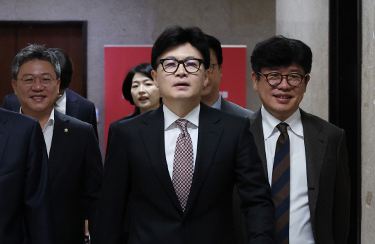 지난 11월4일 한동훈 국민의힘 대표가 국회에서 열린 당 최고위원회의에 참석하기 위해 주요당직자들과 함께 이동하고 있다. 연합뉴스